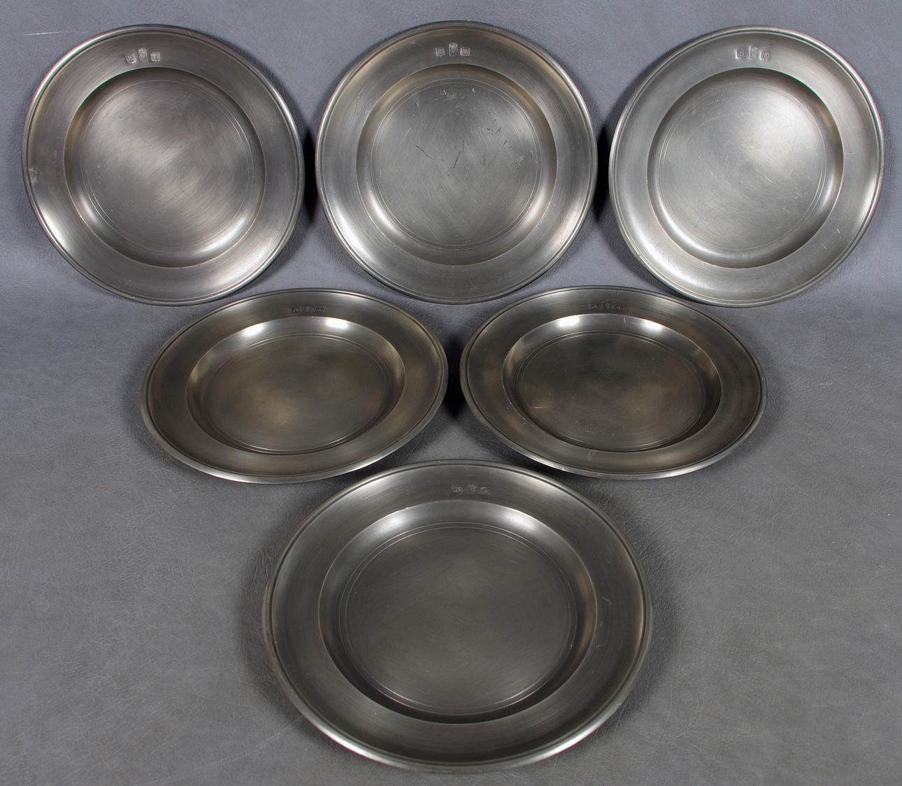 UNDERLÄGGSTALLRIKAR, 6 stycken, tenn, 1900-tal.