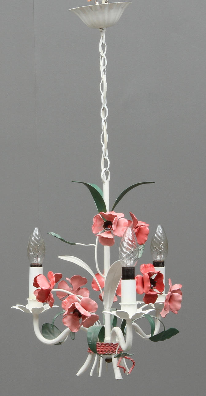 TAKLAMPA, med dekor av blommor, 1900-talets senare hälft.