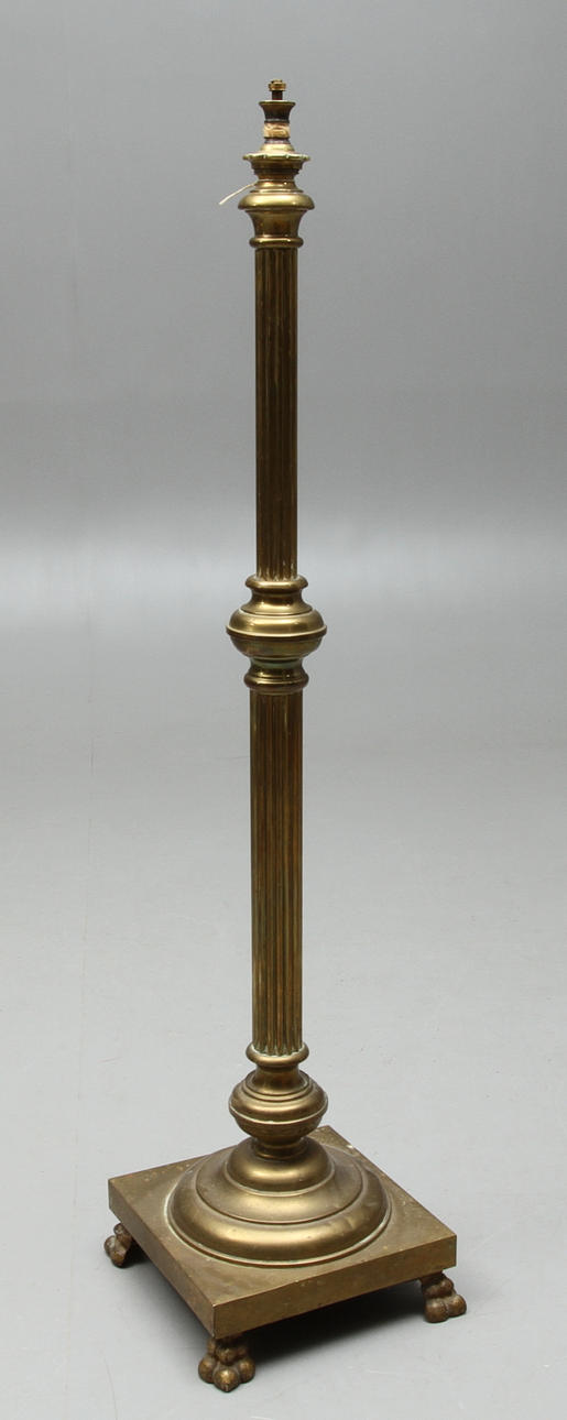 FOTGENLAMPFOT, mässing, golvmodell, 1800/1900-tal.