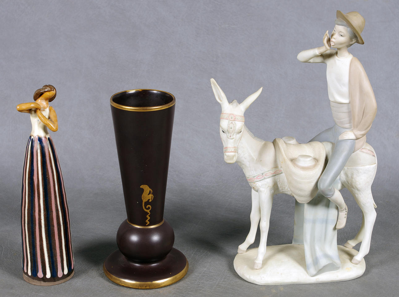 2 PORSLINSFIGURER SAMT VAS, Backafallsflickan, Arabia samt Lladro.