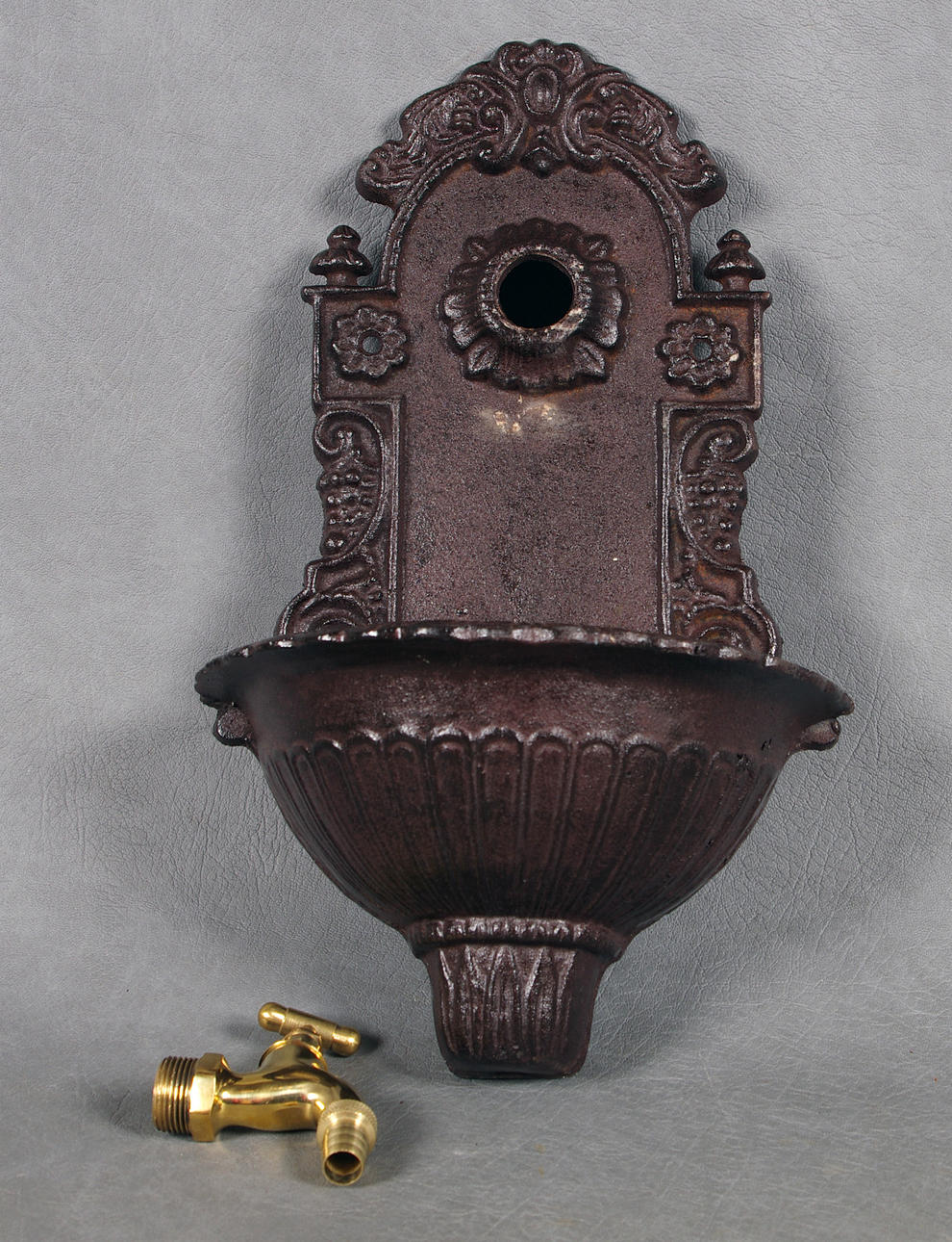 VÄGGFONTÄN, gjutjärn, 2000-tal.