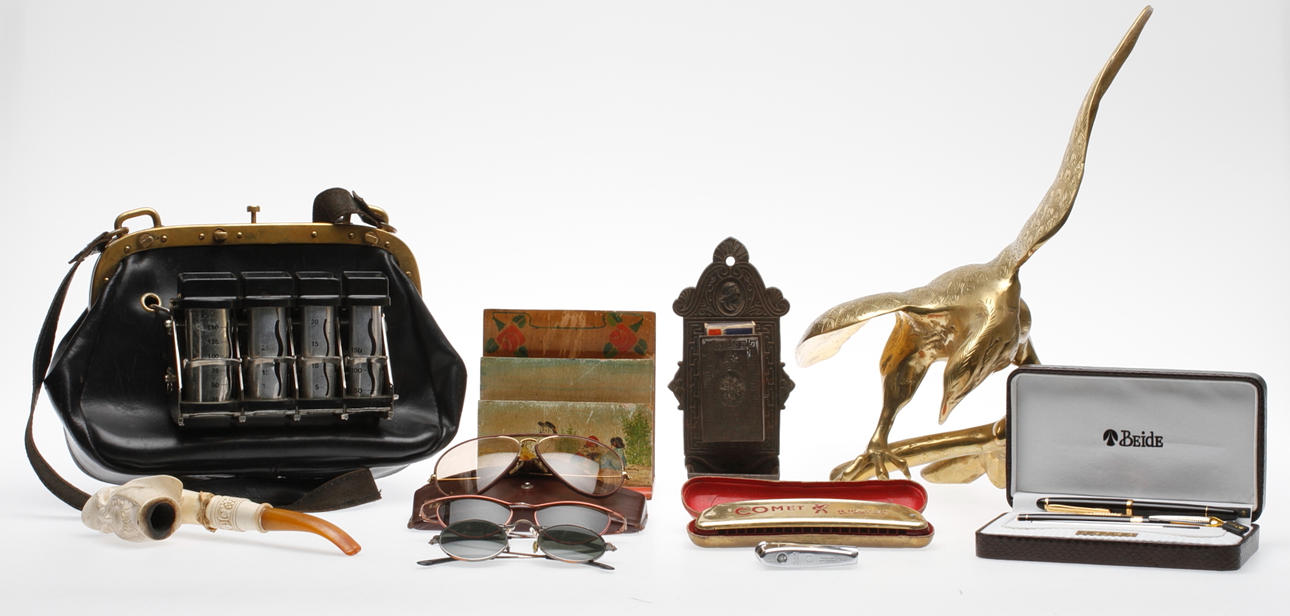 KURIOSA, bland annat pipa, munspel, solglasögon med mera.