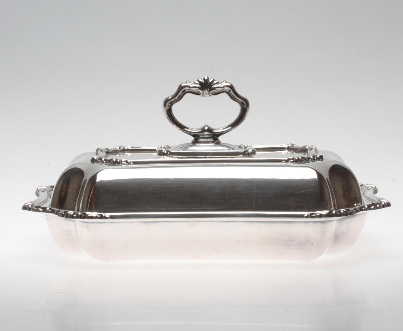 SERVIERPLATTE MIT Deckel, Neusilber, England, 1900. Silber & Metall - Sonstige Metallobjekte