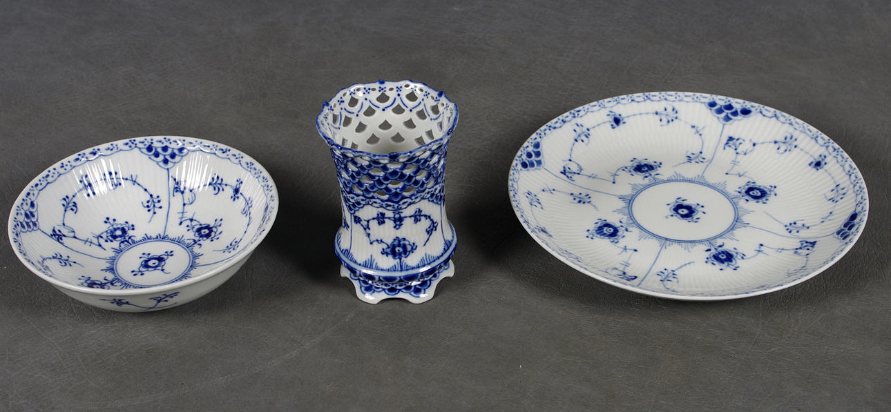 VAS SAMT 2 TALLRIKAR, "Musselmalet", Royal Copenhagen.