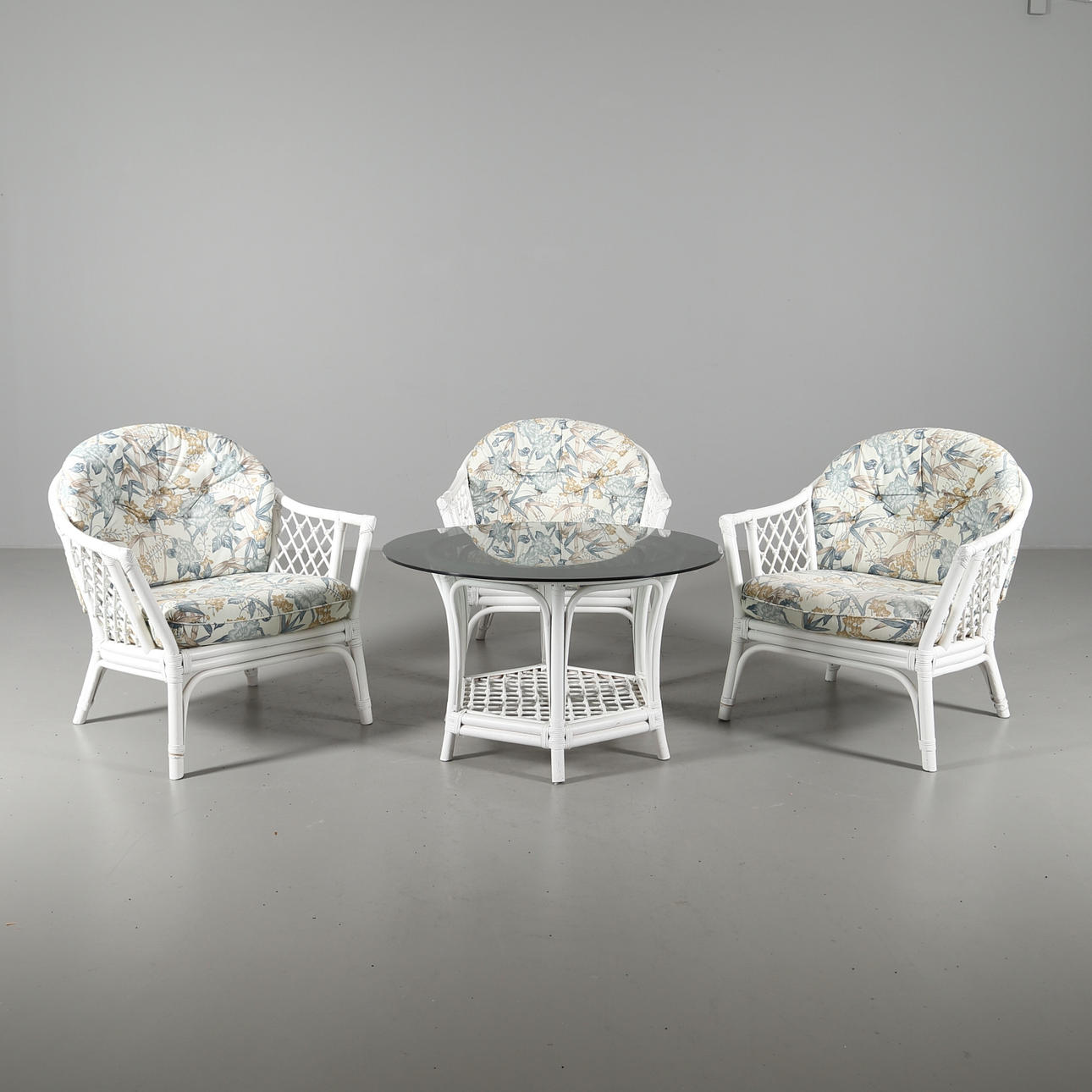 SESSEL und Tisch, 4 Stück, Korbmöbel.