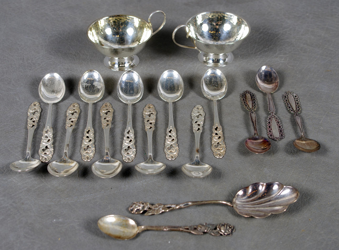 SILVERFÖREMÅL, skedar samt punschmuggar.