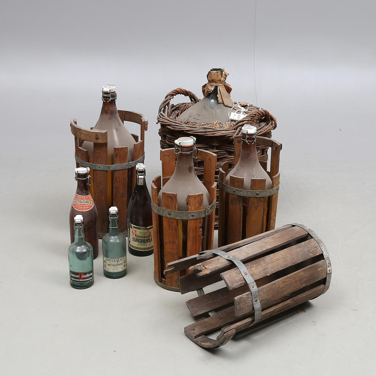 GLASFLASKOR, 8 st, samt hållare av trä, 1900-tal.