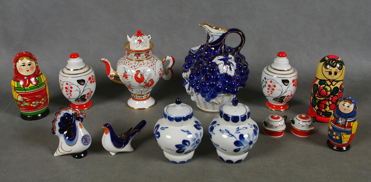 RYSKA FÖREMÅL, lockurnor, fåglar, babuskor m.m.