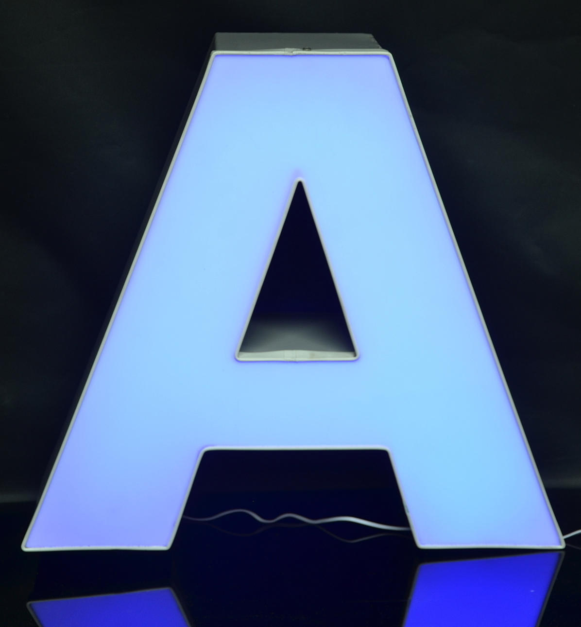 LETTERLAMPE, LED-belysning, 16 forskellige farver.