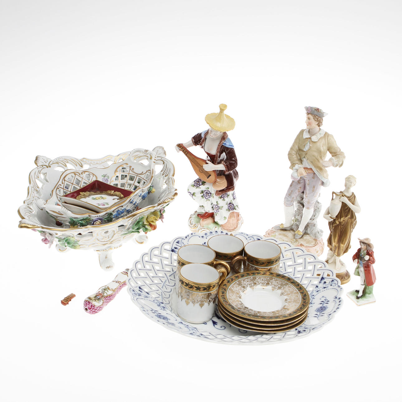 PORCELAIN OBJECTS, 13 pieces.