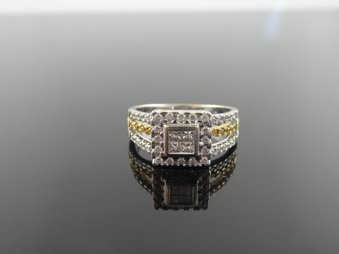 DESIGNER PETER LAM. DIAMOND RING 0,70cts 18k gold.