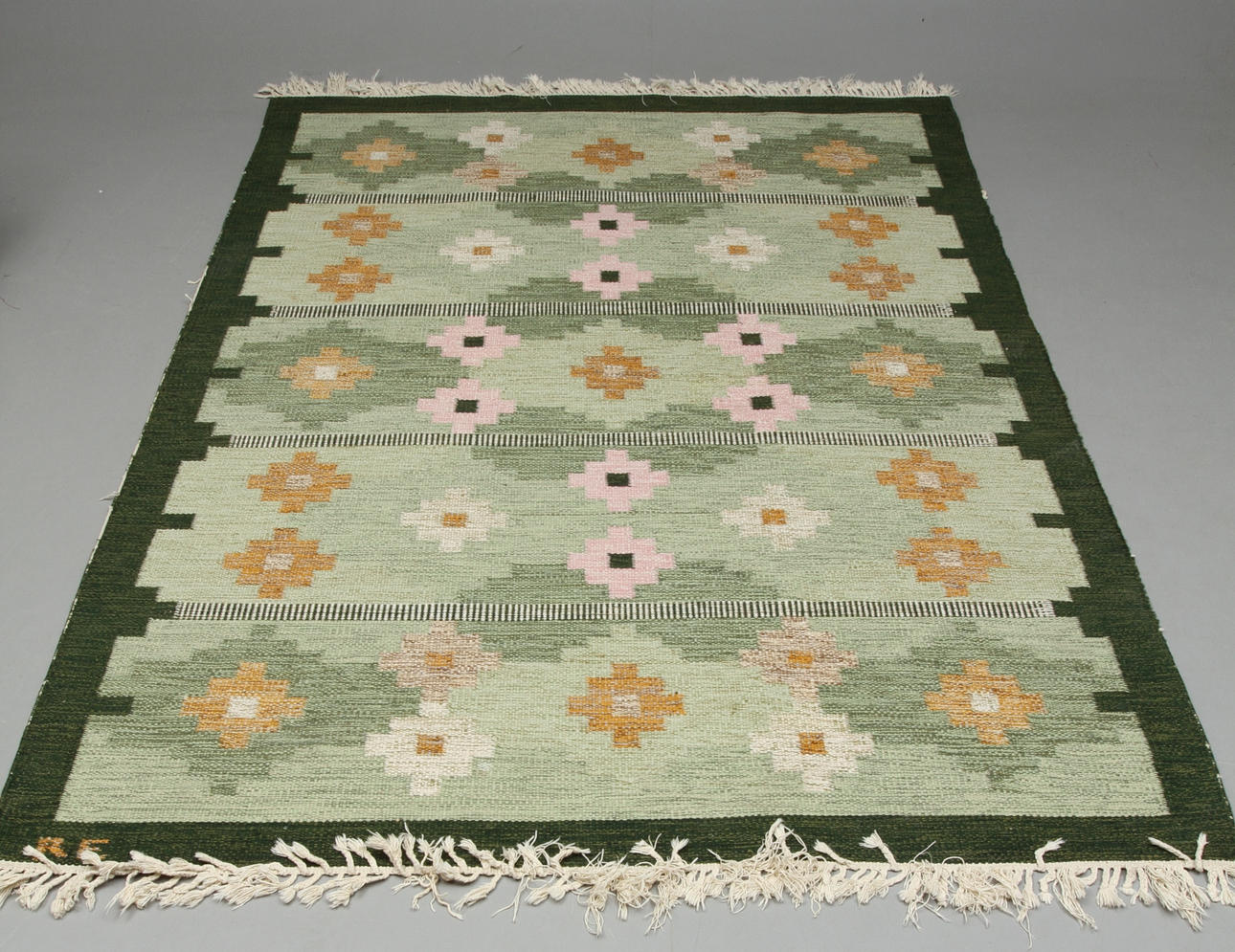 MATTA, röllakan, signerad RE, ca 237 x 175 cm.