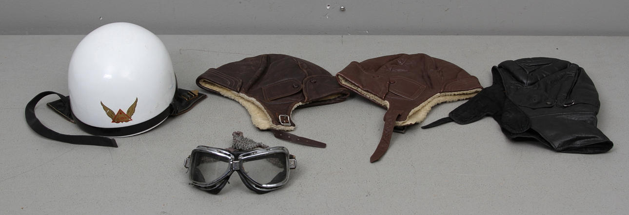 HJÄLM, till moped, samt 3 par mössor och glasögon, 1950 tal.