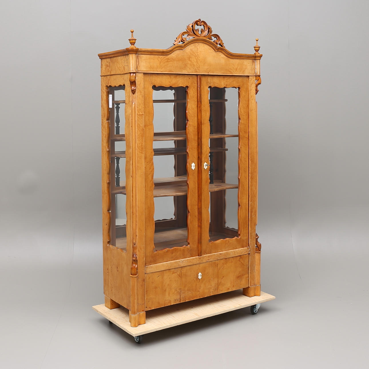VITRINE, Birke, Mitte 19. Jahrhundert.