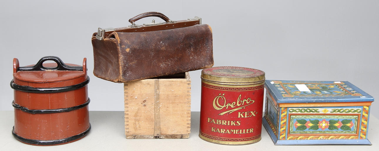 PLÅTBURKAR, med mera, bland annat mått. 1800 samt 1900 tal.