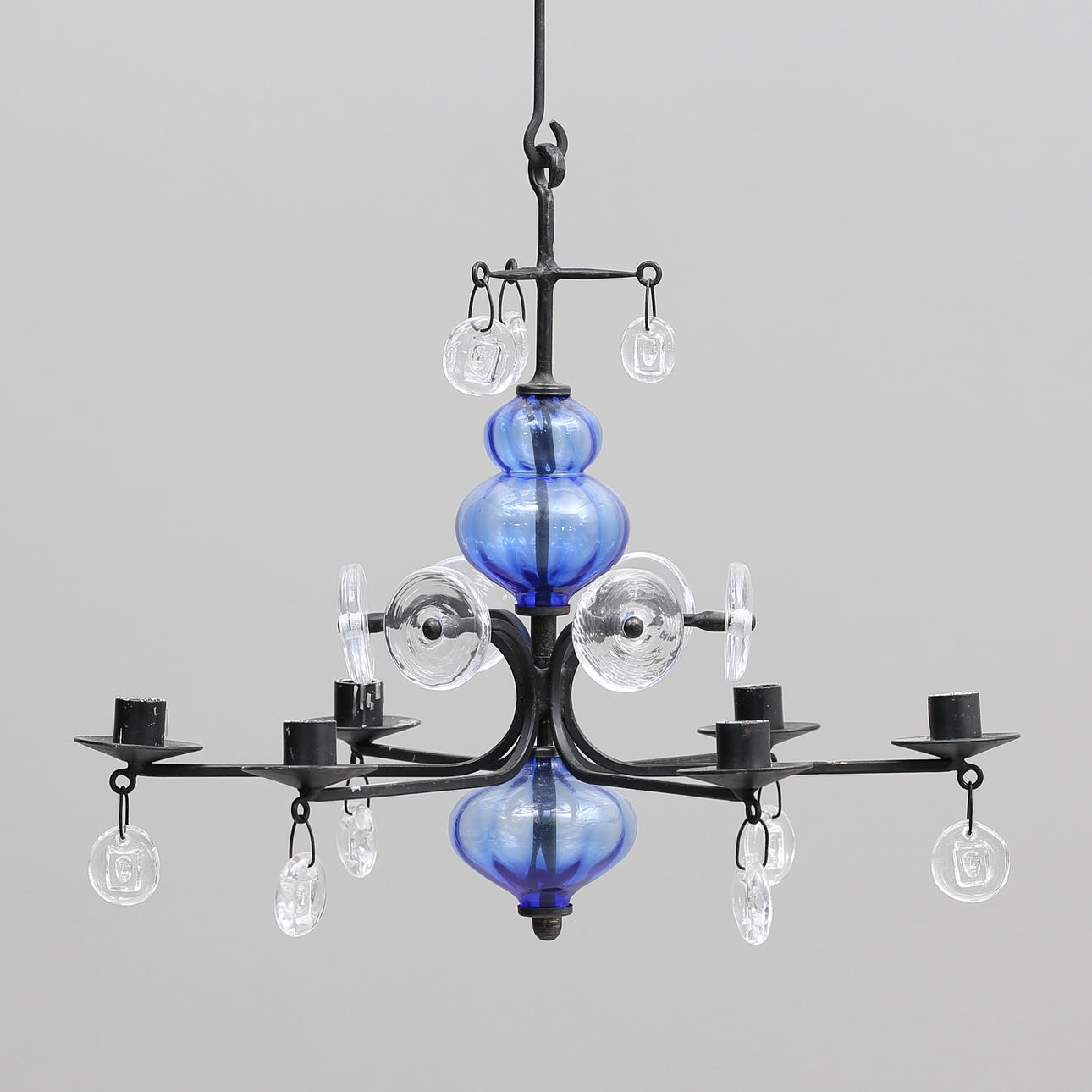 ERIK HÖGLUND. Lysekrone, glas og smedejern.