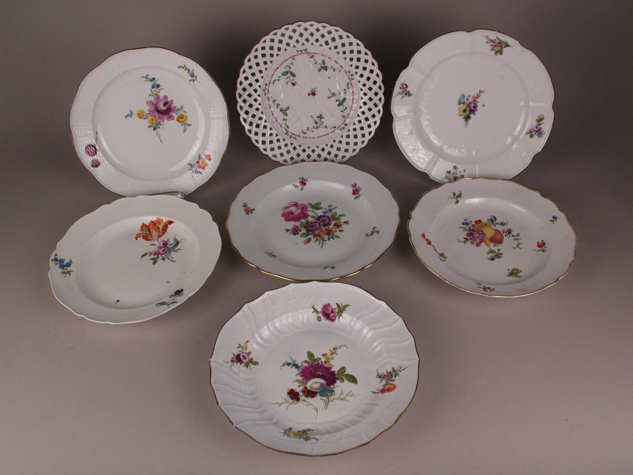 MEISSEN. Sieben Teller, Schwertermarke.