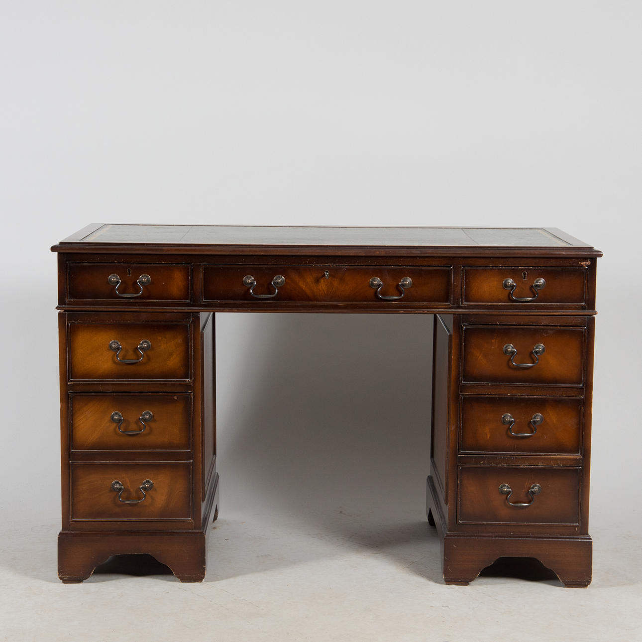 SCHREIBTISCH, englischer Stil, Mahagoni.