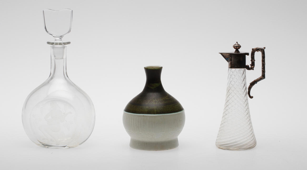 KARAFFER samt VAS, 3 delar, glas och porslin bl.a. Orrefors, Nils Landberg, 2990.