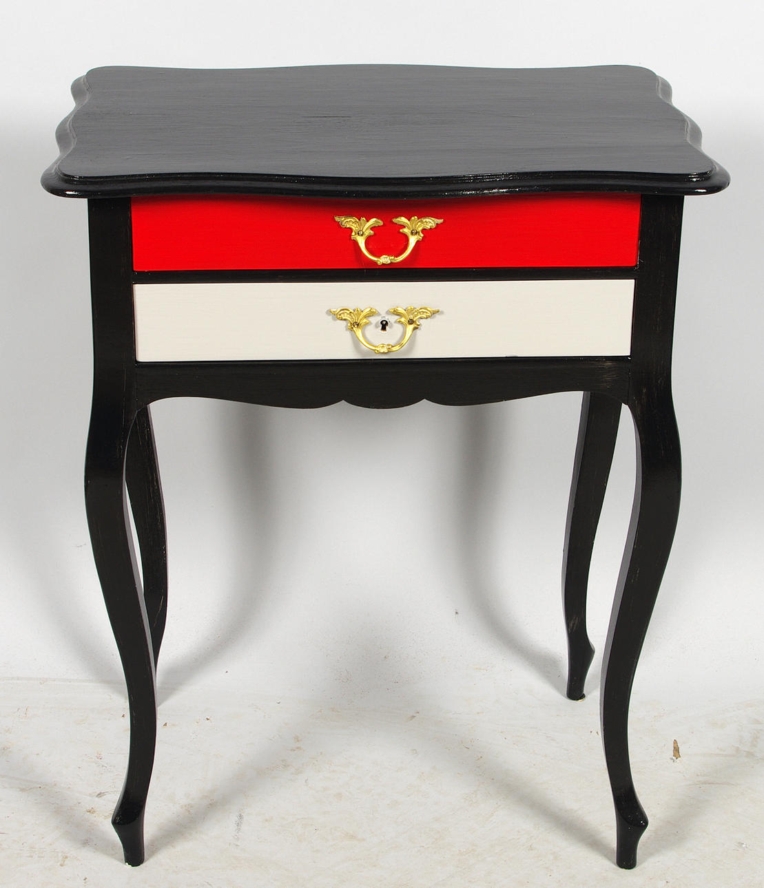 BORD MED LÅDOR, svartmålad med olikfärgade lådor.