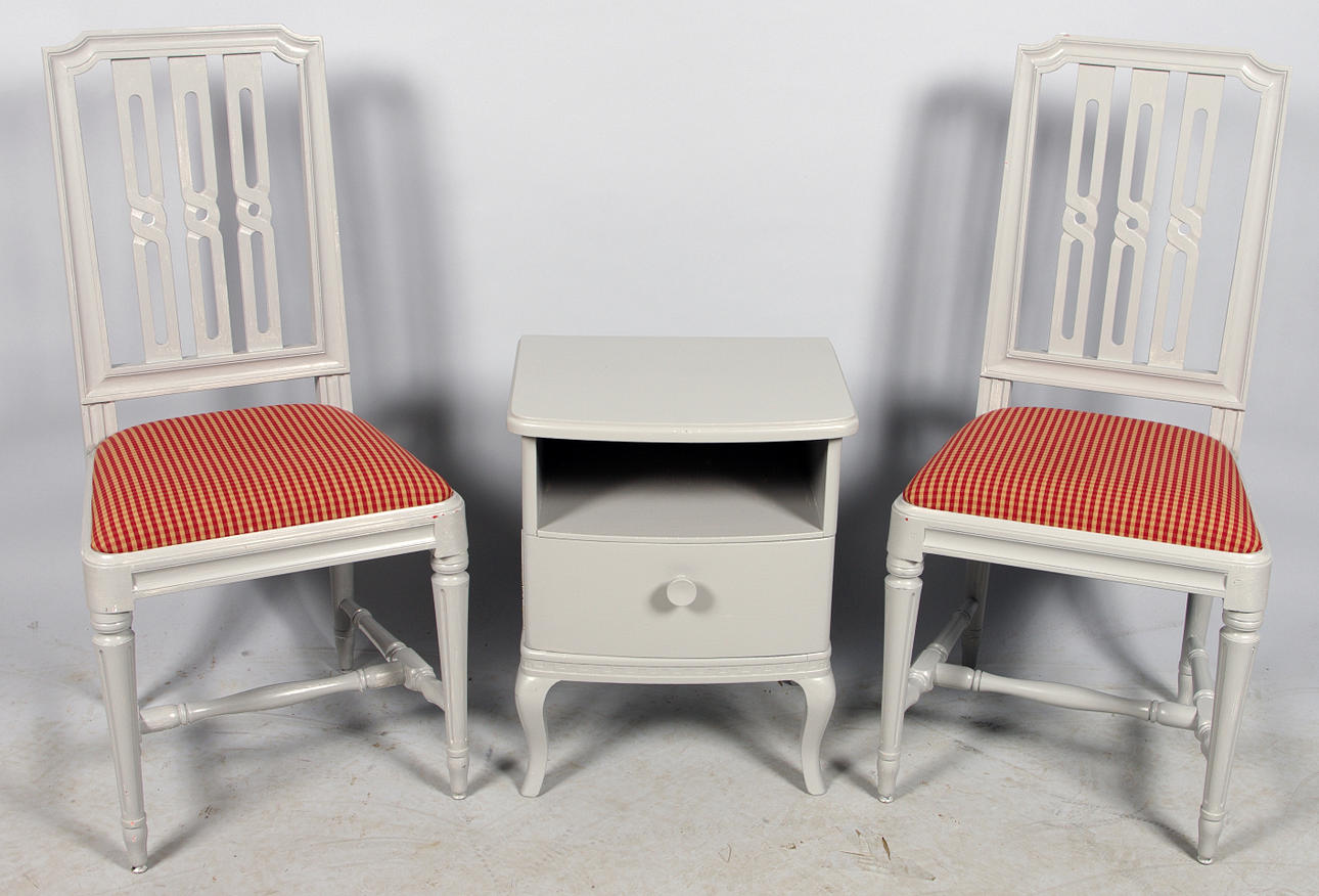 1 PAR STOLAR SAMT SÄNGBORD, gråmålade, 1900-tal.