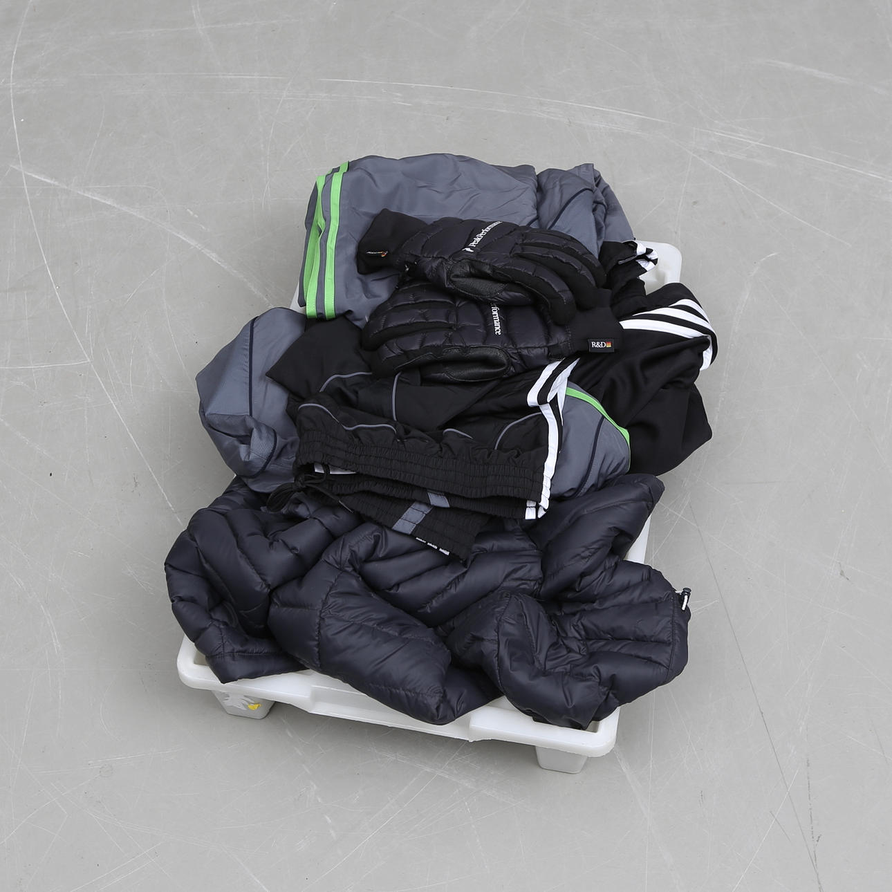 KLÄDER, Adidas, Puma och Peak Performance.