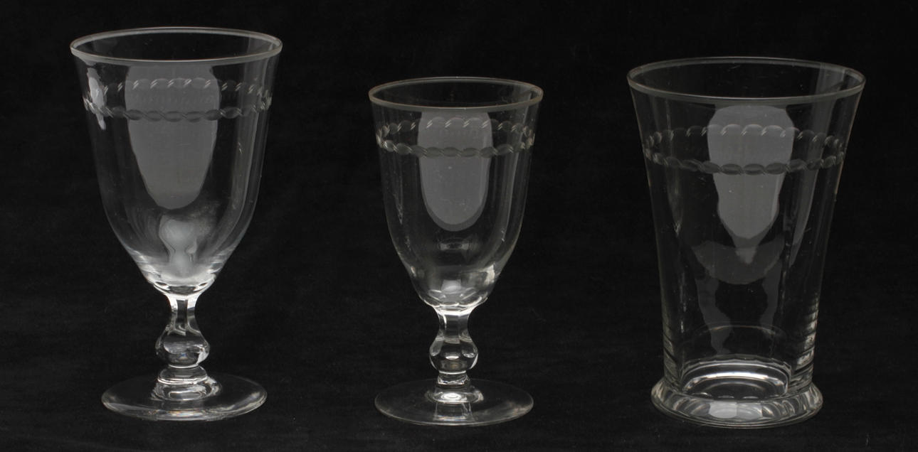 GLASSERVISDELAR, 25 delar, 1900-tal.