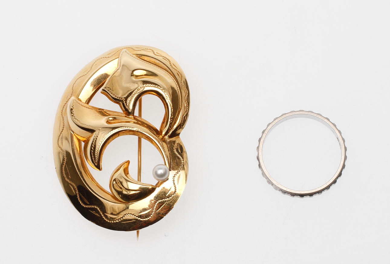 BROSCH samt RING, 18k guld, vikt ca 7,4 gram.