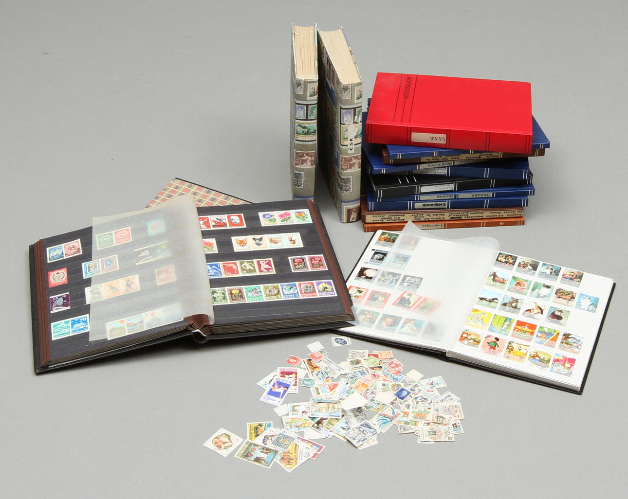 INSTICKSALBUM, 14 st, innehållande div frimärken.