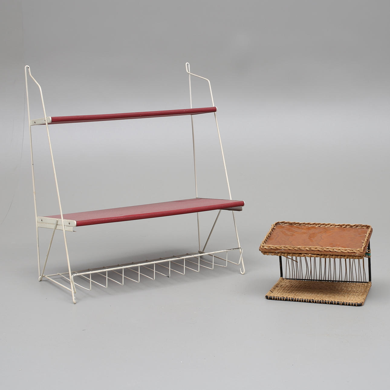 VÄGGHYLLA, string samt TELEFONHYLLA, string, trä och flätad korg.