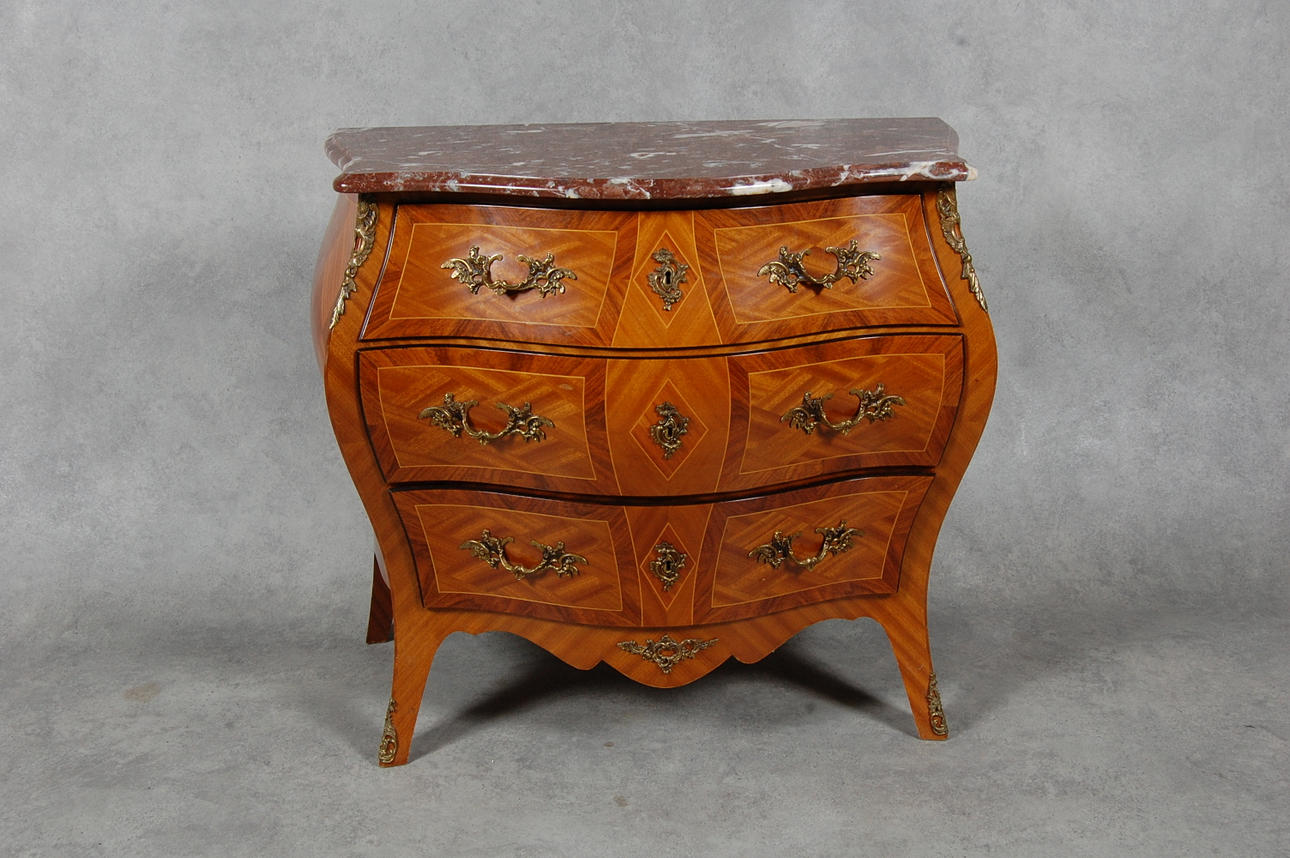 BYRÅ, rokokostil med marmorskiva.