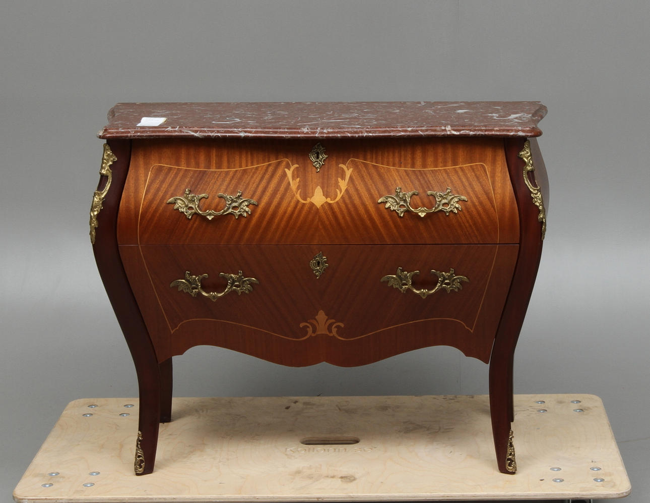 BYRÅ, med stenskiva, rokokostil, 1900-talet.