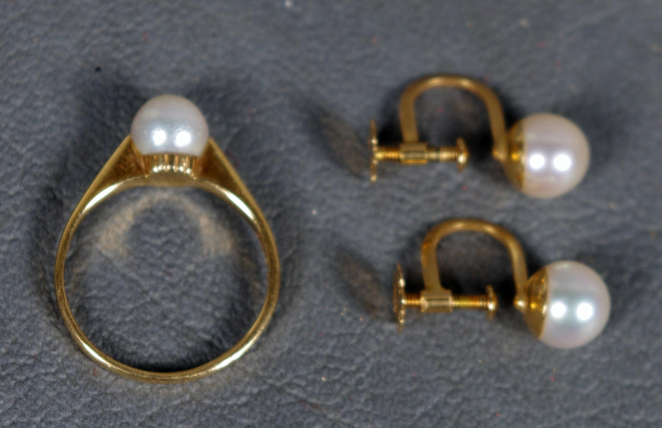 RING SAMT 1 PAR ÖRHÄNGEN, 18K guld med odlade pälor.