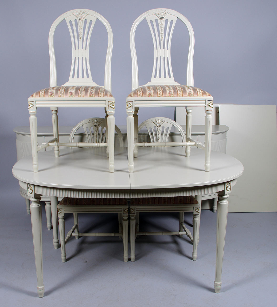 MATSALSGRUPP, vitmålad, gustaviansk stil.