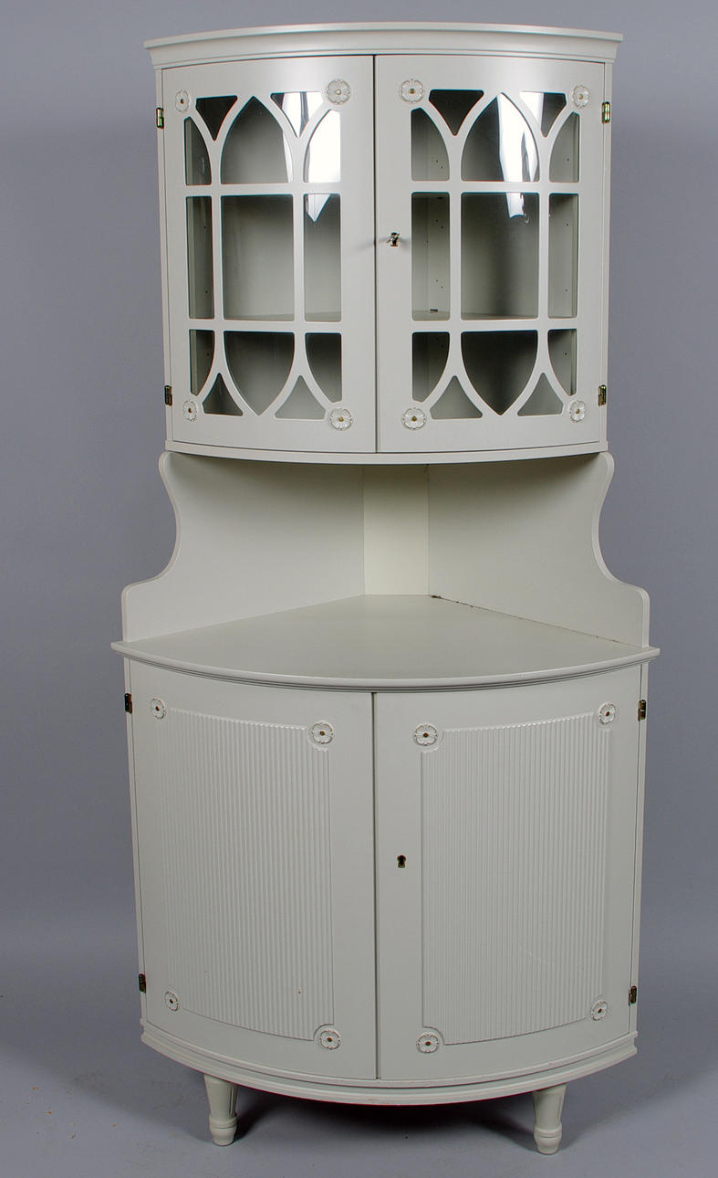 HÖRNSKÅP MED VITRINÖVERDEL, vitmålat, gustaviansk stil.