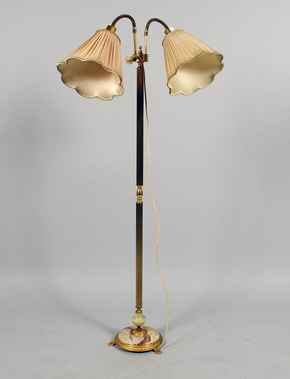 GOLVLAMPA, mässing/onyx.