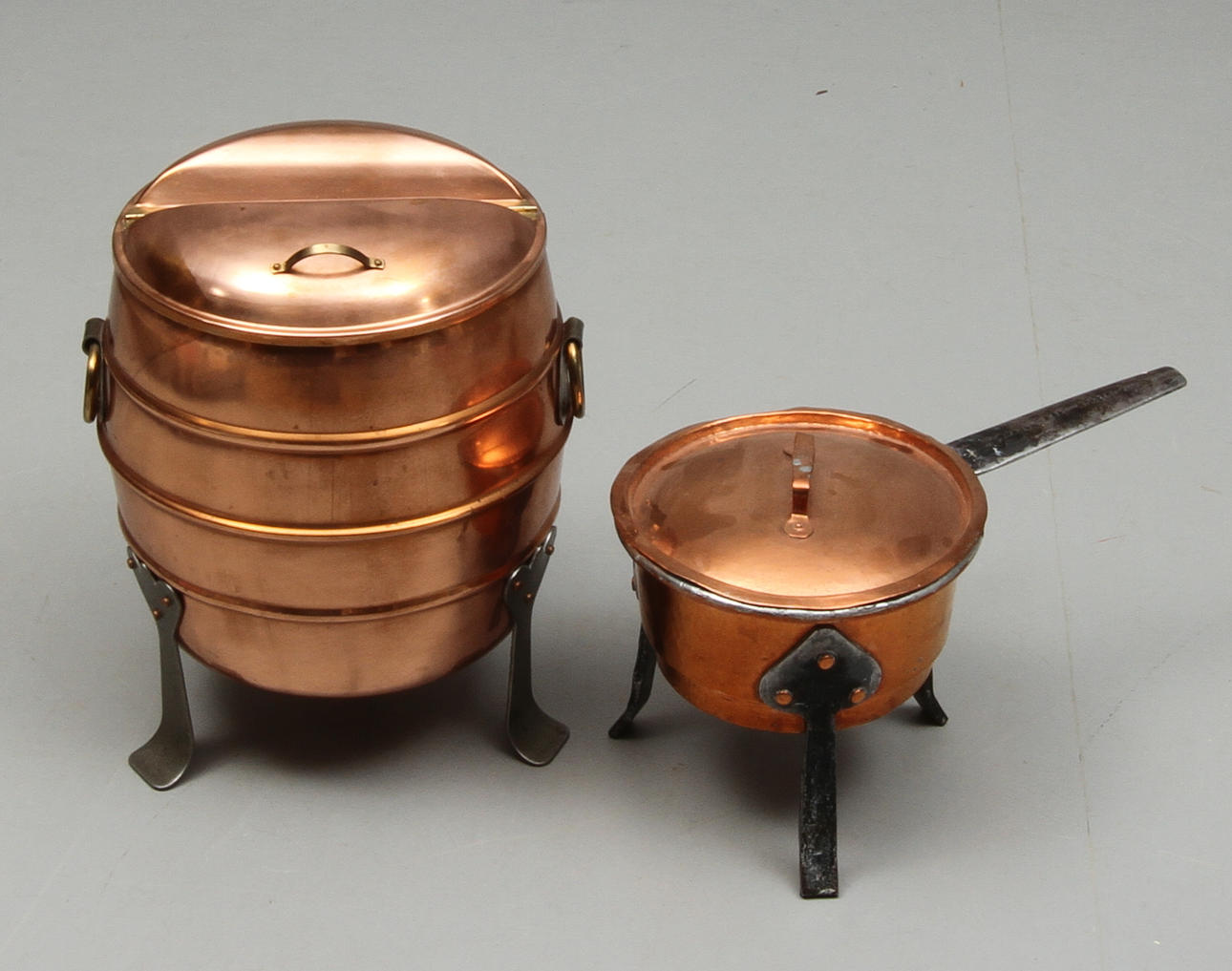 VATTEN-/VEDTUNNA, KASTRULL, på fötter, koppar.