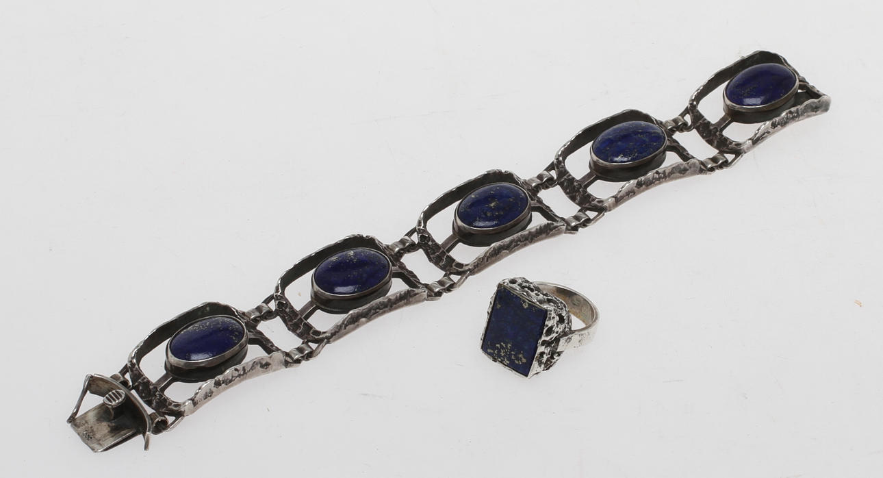 ARMBAND samt RING, silver med lapis lazuli, 1900-tal.