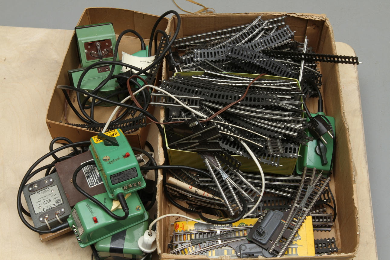 MODELLTÅG Räls och växlar. Fleischmanns äldre 1600-räls, 8 transformatorer.