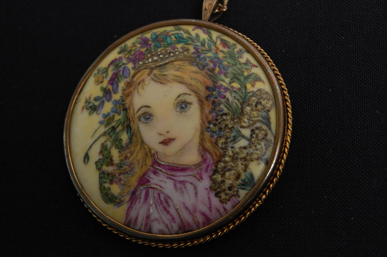 MEDALJONG / BROSCH förgyllt silver, med kedja 18 karat guld, handmålad, märkt Greta Löfgren 1951.