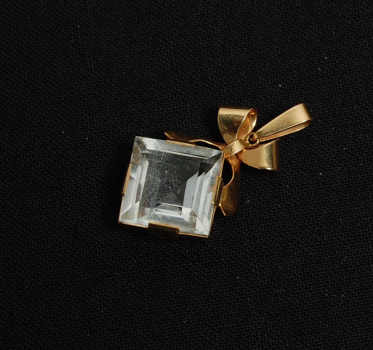 HÄNGE, 18 karat guld, med bergskristall.