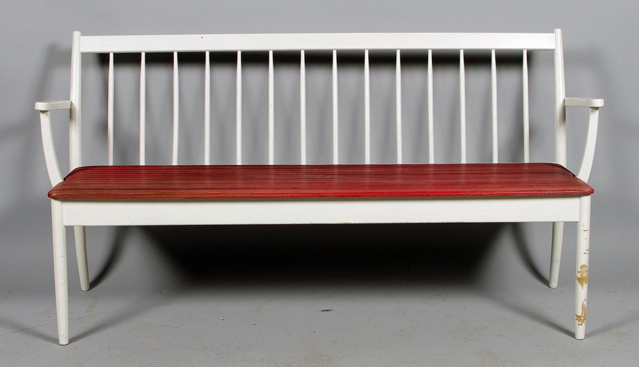 KÖKSSOFFA, vitmålad med galonsits.