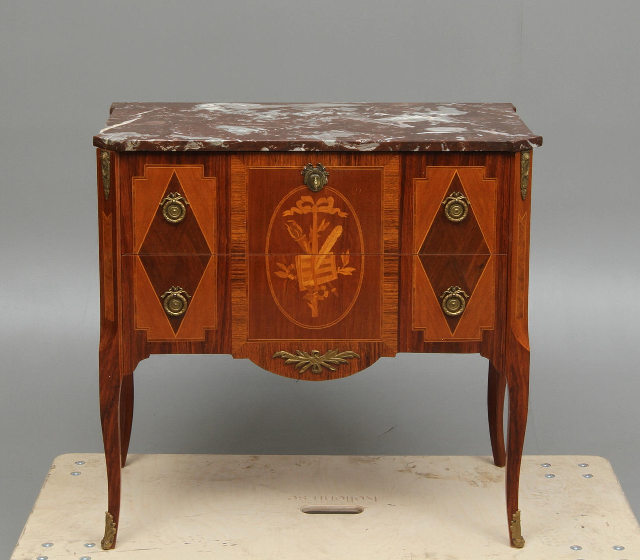 BYRÅ, med stenskiva, gustaviansk stil, 1900-tal.