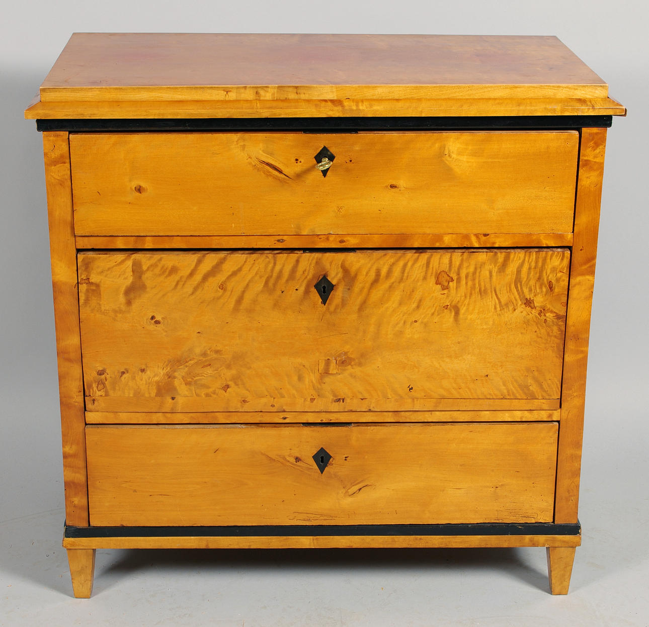 BYRÅ, 3-lådig, björk, svärtade detaljer.