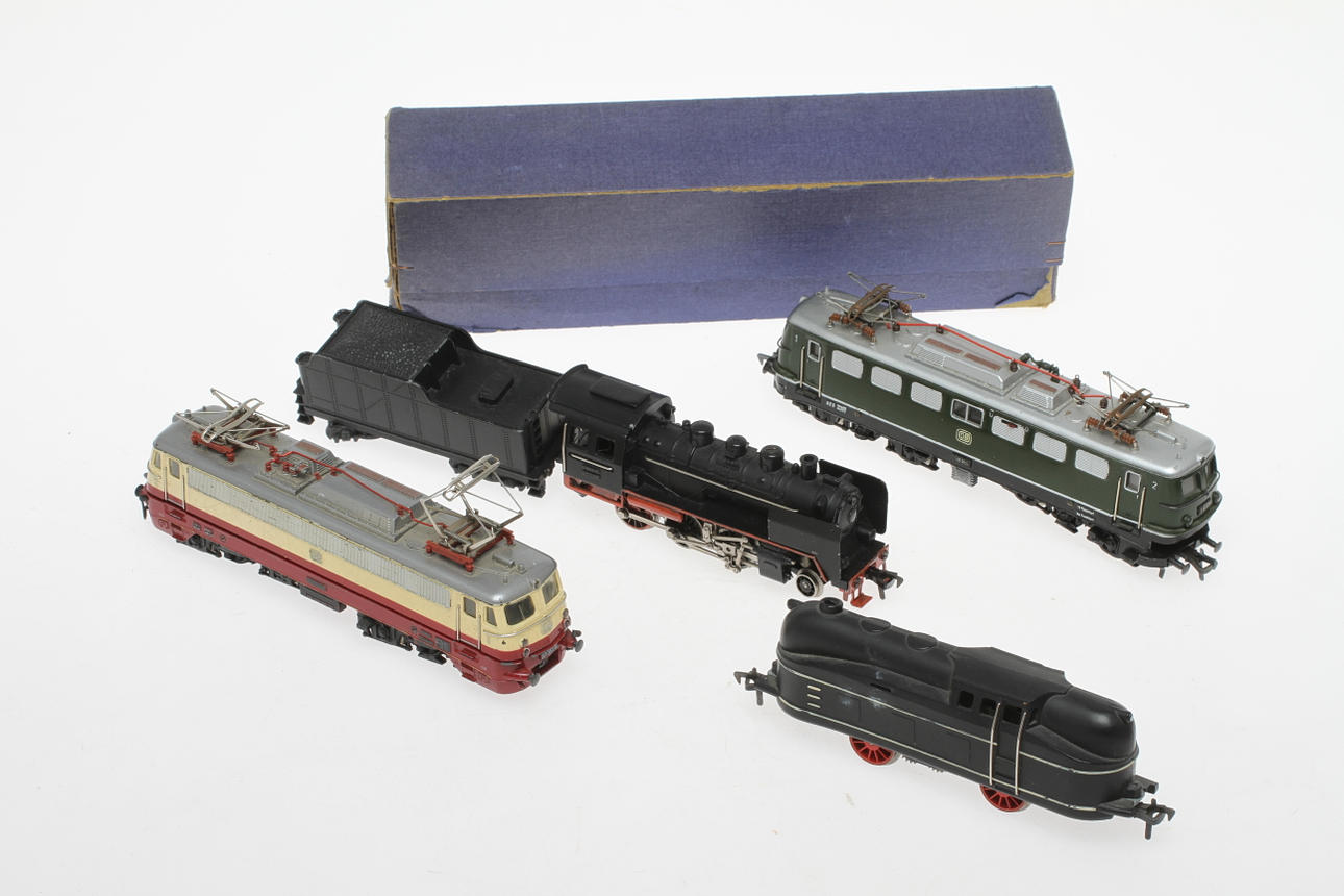 MODELLTÅG FLEISCHMANN ånglok 1300 och 1355samt el.lok 1347 och 1338. Originalkartong till 1370.