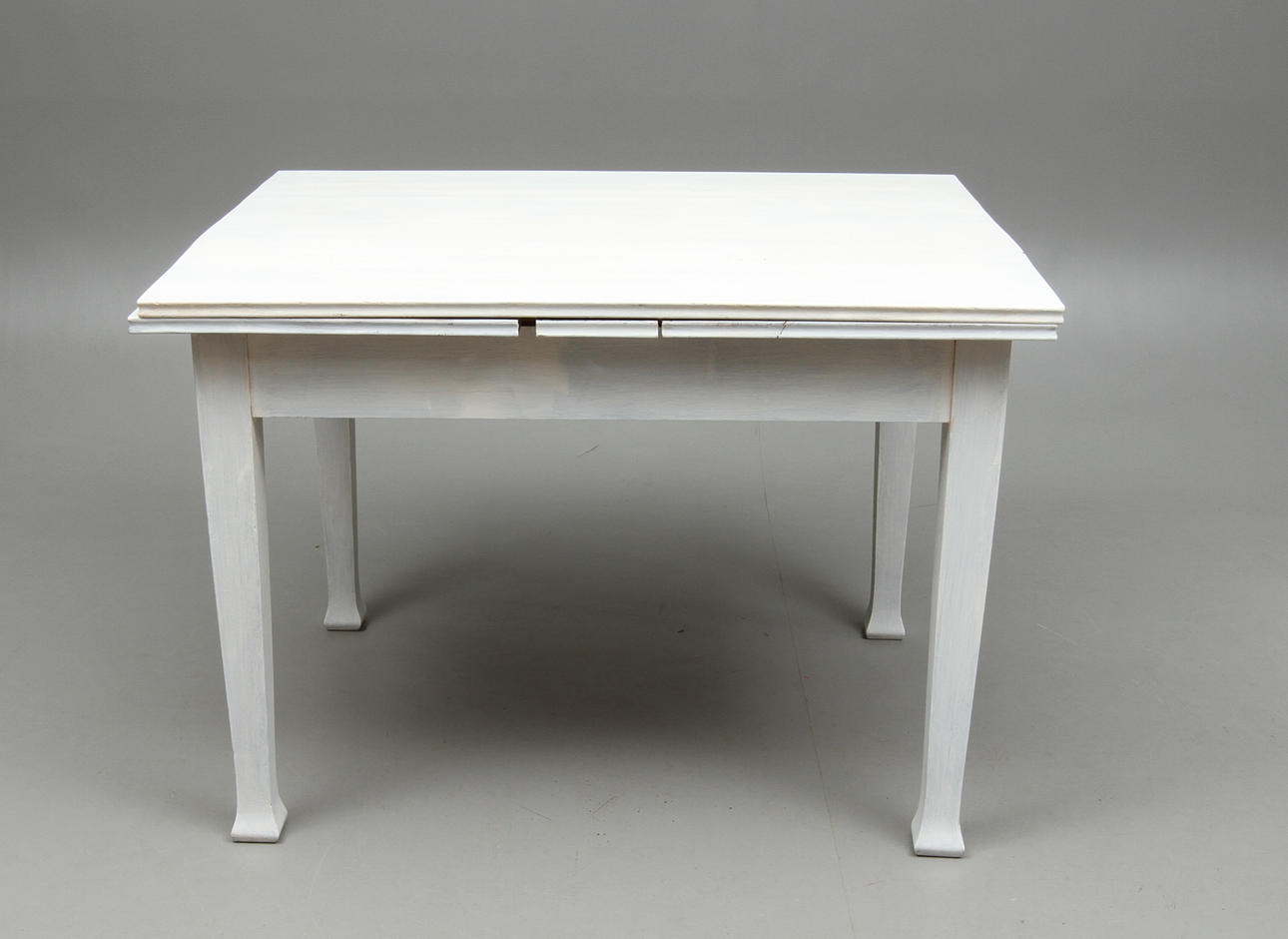 BORD, jugend, vitmålat, 1900-tal.