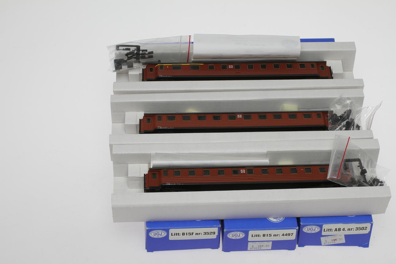 MODELLTÅG UGJ tre svenska vagnar, B15, B15F och AB 4 i originalkartonger.