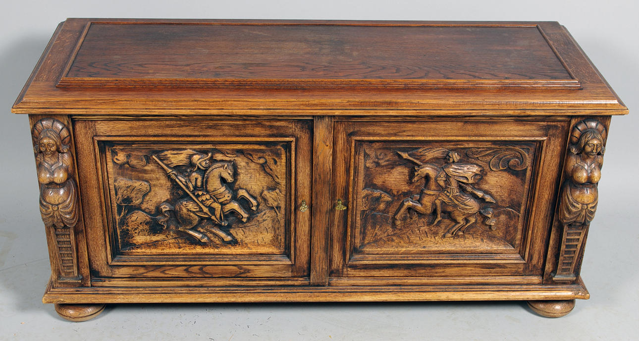 SKÅP, ek, rikligt skulpterat, 1900-tal.