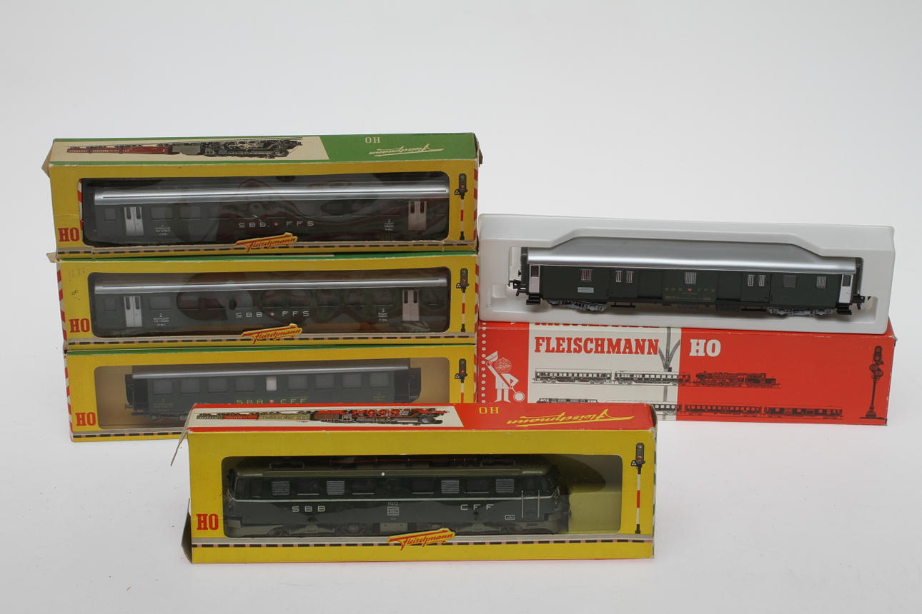 MODELLTÅG FLEISCHMANN el.lok 1334 (4370) och 4 vagnar SBB CFF i originalkartonger.