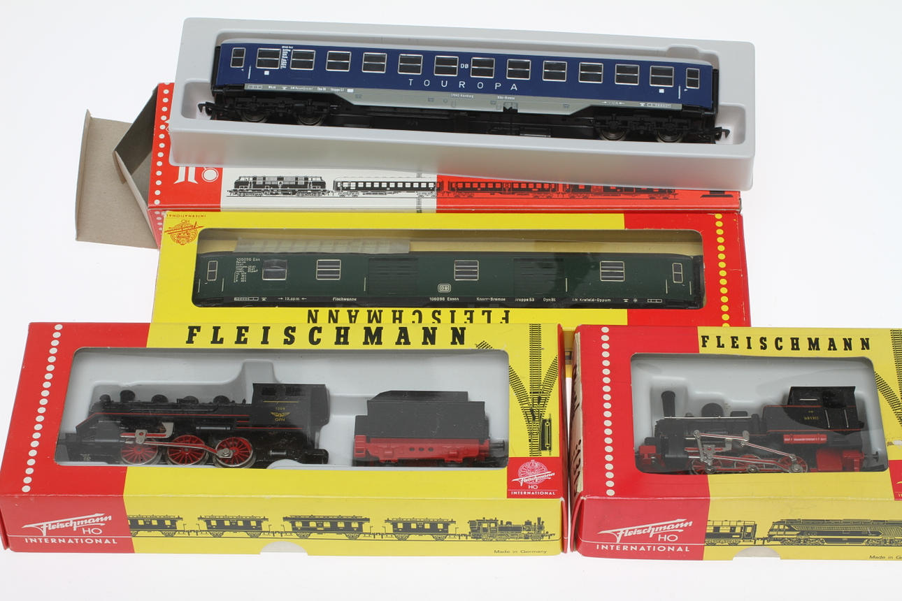 MODELLTÅG FLEISCHMANN ånglok 1309 och 1315 samt personvagnar 1504 och 5115 i originalkartong.
